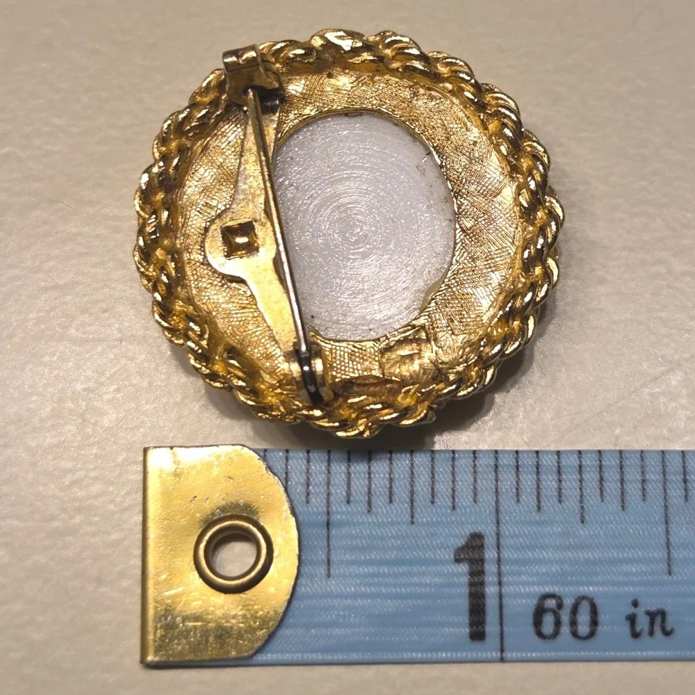 Vintage Victorian Cameo Portrait Woman Elegant Gold Tone Circle Brooch Pin